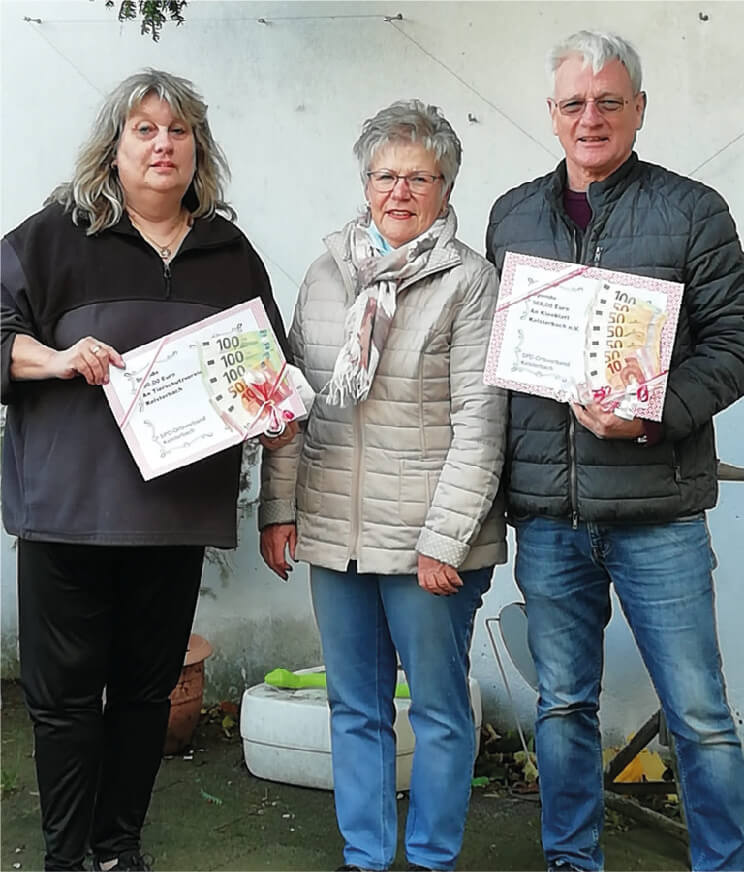 Drei Personen mit Urkunden