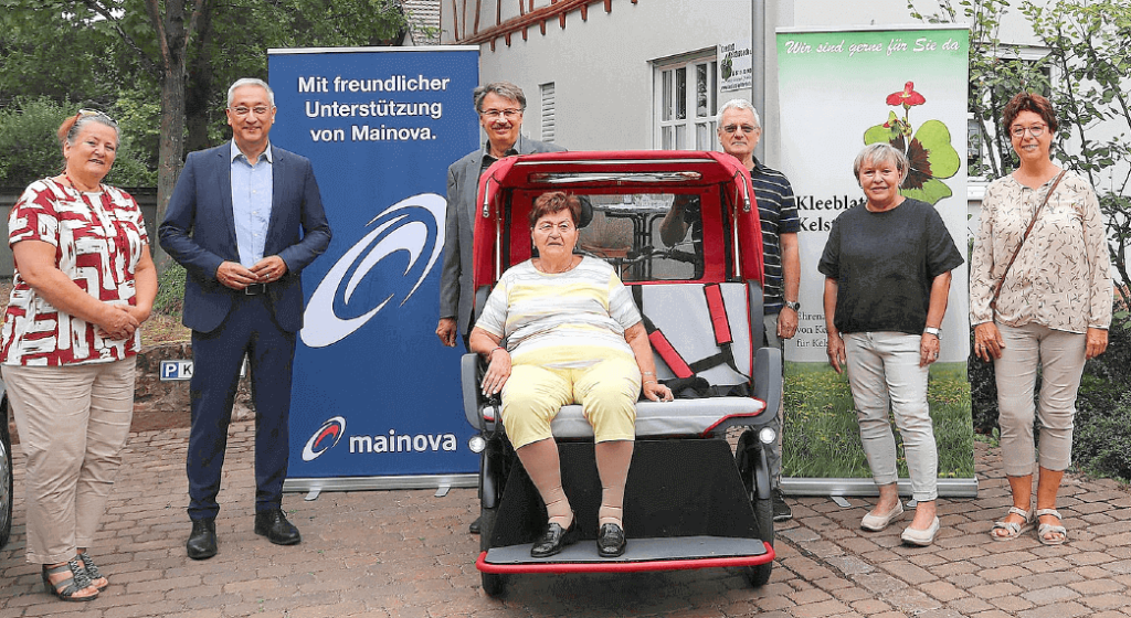 Gruppenfoto mit einem Fahrzeug