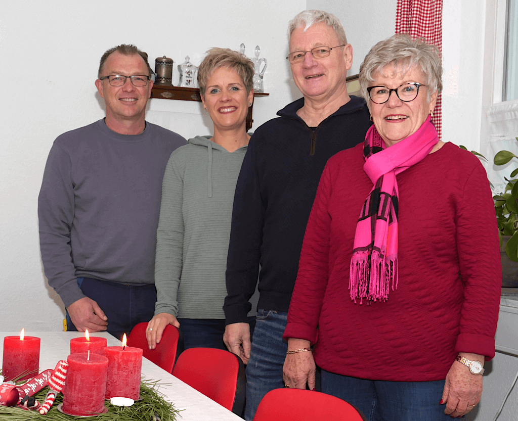 Familie vor festlich gedecktem Tisch